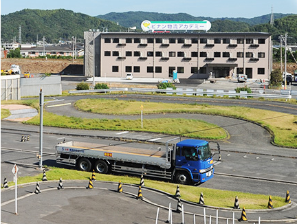 学校＋大型車.png