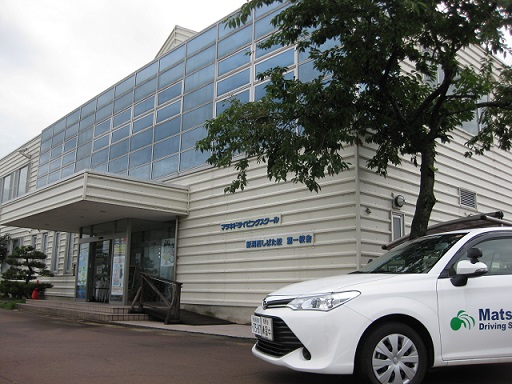 02校舎と教習車.JPG