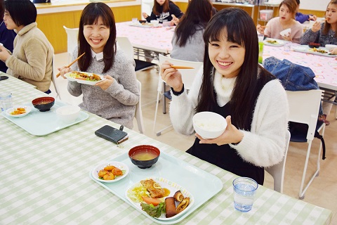 パインツリーハウス　食事風景.JPG | パインツリーハウス